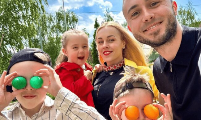 Елена и Тарас Тополя с семьей, фото из соцсетей