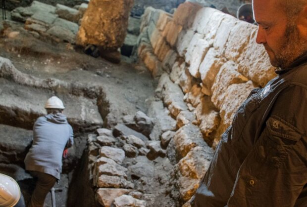 Під Стіною Плачу виявили ритуальну купіль з попелом, кадр з відео