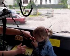 4-летняя украинка спела "Ой у лузі червона калина" в громкоговоритель пожарной машины. Видео