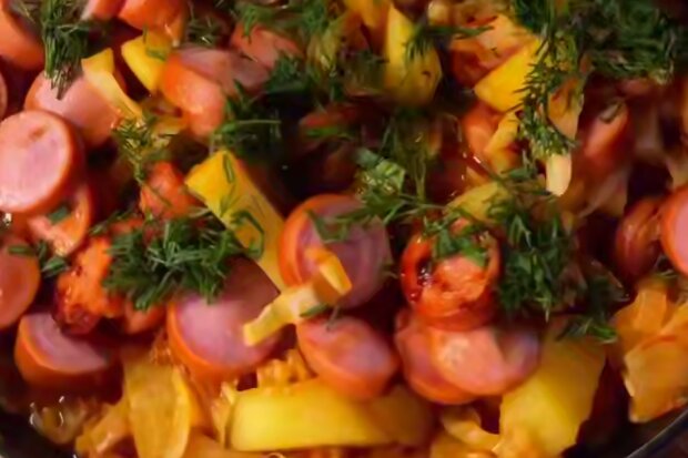 Тушёная капуста с картофелем и сосисками, кадр из видео