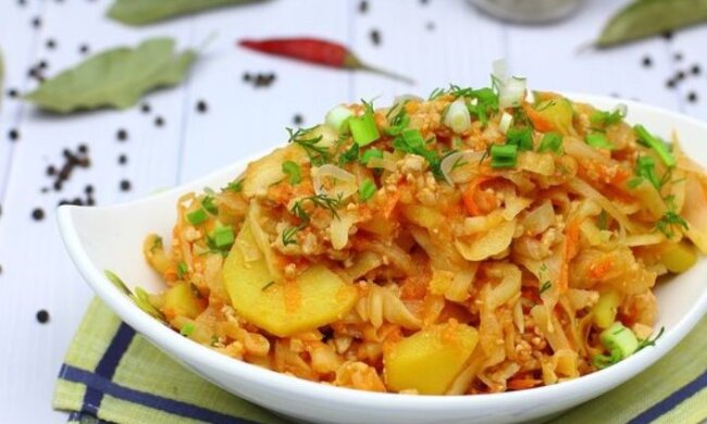 Смачно та бюджетно: рецепт капусти, тушкованої з фаршем та кукурудзою