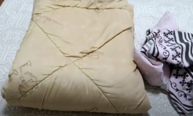 Простой способ заправить одеяло в пододеяльник