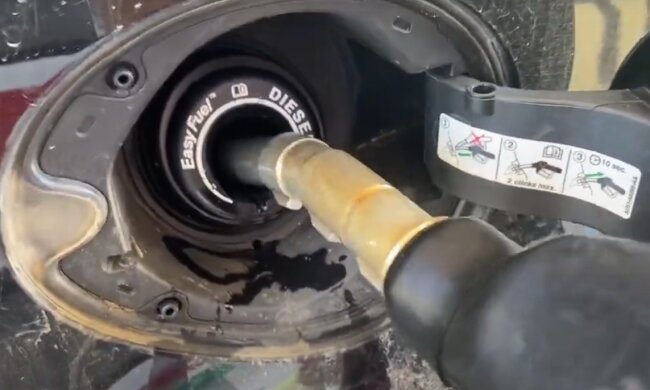 Заправка авто дизелем: скрін з відео