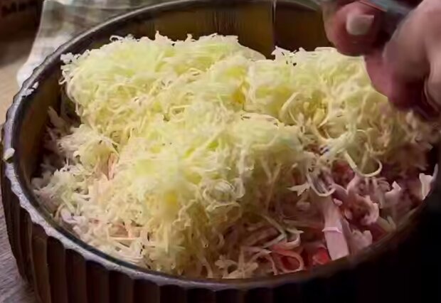 Бутерброди з крабовими паличками та ікрою мойви, кадр з відео