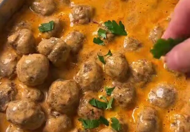 Тефтельки в сливочно-томатном соусе, кадр из видео