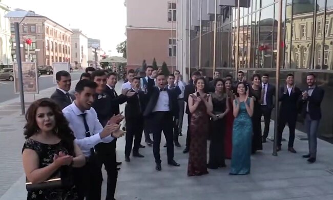 Ось так треба з хабарниками чинити. У Чернівецькій області просто на випускному батько студента облив завуча фекаліями