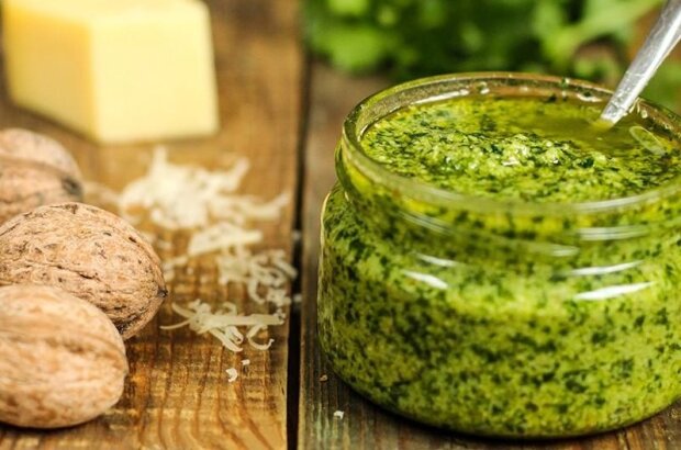 Попробуйте это с салом: рецепт пикантной заправки из петрушки и чеснока