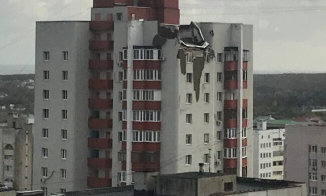 В сети появилось фото попаданий по многоэтажке в российском Белгороде. Говорят, что ракеты летели на Харьков