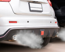 Зверніть на це увагу: чому з вихлопної вашої машини труби йде білий дим і чи небезпечно це