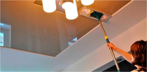 Как отмыть натяжные потолки, чтобы на них не осталось разводов и как часто их вообще моют