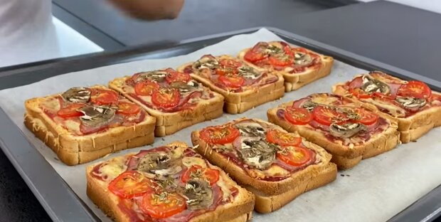 Рецепт міні-піцц, які робляться на звичайному хлібі. Фото: YouTube