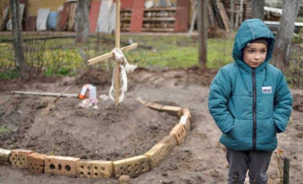 6-летний украинец на могиле мамы. Ее похоронили прямо во дворе. Это фото должны увидеть все