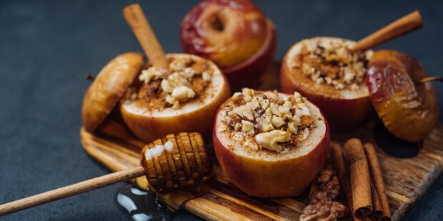 Полезное наслаждение, от которого трудно отказаться: рецепт яблок, запеченных с медом, орехами и изюмом