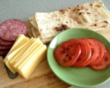 Объедение для всей семьи: рецепт рулета из лаваша с макаронами, колбасой и сыром