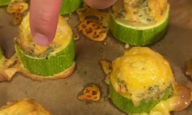 Запечённые кабачки с яйцом и сыром, кадр из видео