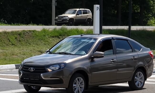 У Росії згоріли два автовози з новими Ладами для сімей окупантів