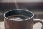Поможет обычный кефир: как без проблем убрать с чашек чайный или кофейный налет