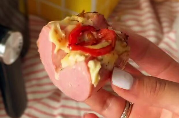 Сардельки у вершково-часниковому соусі, кадр з відео