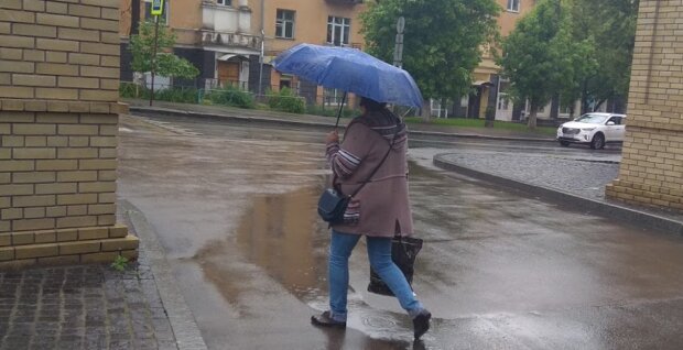 Потужні дощі та грози. Синоптики попередили про небезпеку у 4 регіонах України