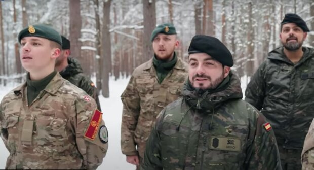 НАТО готовится к украинской зиме: сеть поразило видео с военными Альянса, которые пели украинский «Щедрик»