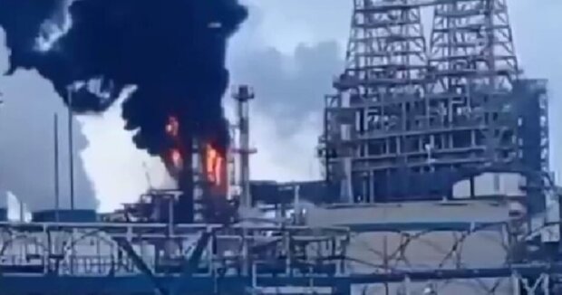 Чорний дим до небес: у Росії палає найбільша нафтобаза, що забезпечує паливом країну