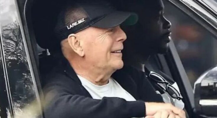 Брюс Уиллис на прогулке, фото из соцсетей