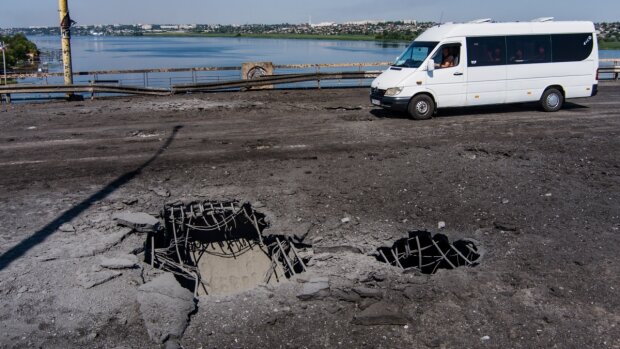 Потужні удари по Антонівському мосту: з'явилися перші фото та відео