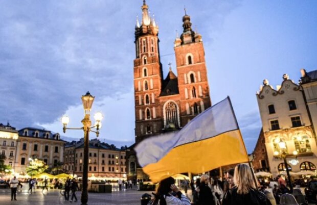 Украинцам в Польше увеличивают выплаты: кому и на сколько
