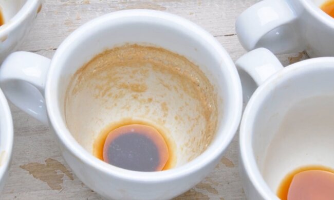 Налет на чашке. Фото: YouTube