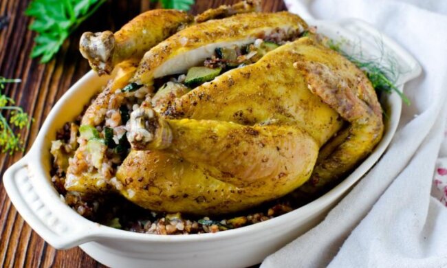 Так робили у багатих панських будинках: рецепт української курки, фаршированої гречкою