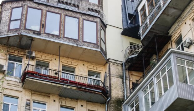 Дадут год: владельцам квартир придется снимать кондиционеры и разбирать балконы