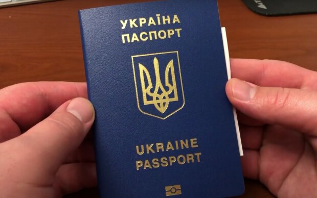 Паспорт.  Фото: скріншот Youtube-відео