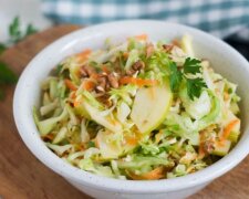 Его называют "Нежность": рецепт капустного салата с яблоком, сметаной и морковью