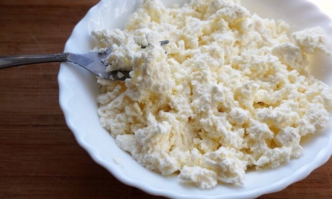 Приготування сиру з кефіру, фото: youtube.com