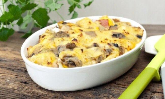 Запечена картопля під сирно-грибним соусом у духовці, фото: youtube.com