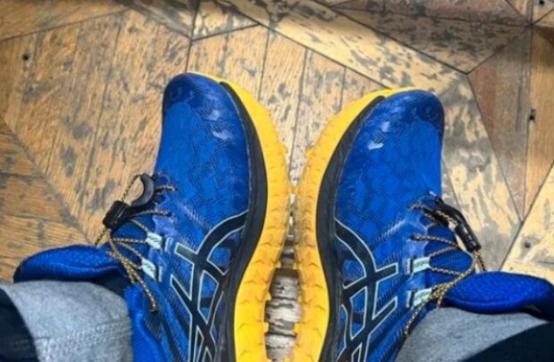 Це заборонено: у Москві штрафують за кросівки з жовто-синіми відтінками