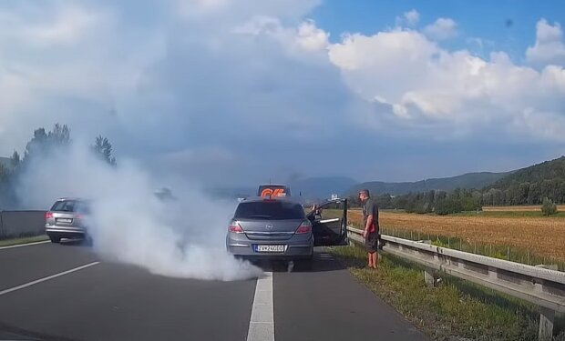 Автомобіль в диму. Фото: YouTube