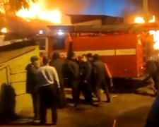 В России упал очередной боевой самолет прямо на жилые дома. Видео падения и пожара