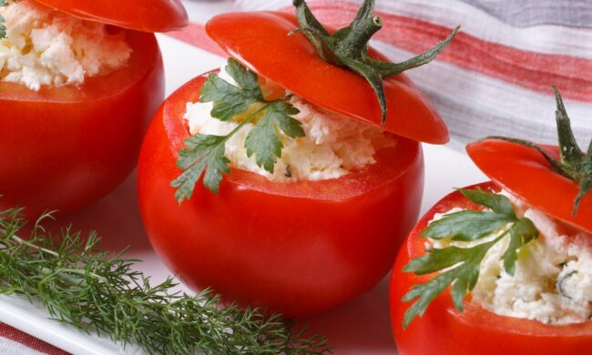 От такого точно не будет похмелья: рецепт новогодней закуски в виде помидоров, фаршированным острым творогом и чесноком
