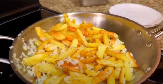 Смаження картоплі: скрін з відео