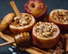 Корисна насолода, від якої важко відмовитися: рецепт яблук, запечених з медом, горіхами та родзинками