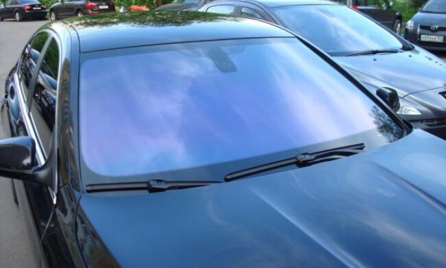 Що потрібно зробити, щоб тоноване скло в автомобілі не почало облазити