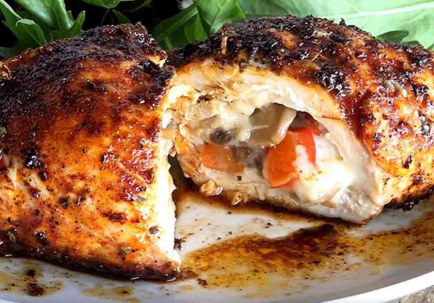 Перед таким не устоит даже самый сытый: рецепт куриных рулетиков по-французски с сыром и грибами