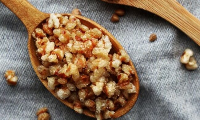 Семья будет удивлена: как приготовить вкусный попкорн из гречки. Рецепт