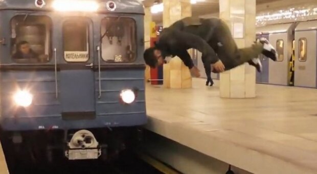 Дитина просто дивилася в телефон: у Москві чоловік зіштовхнув дитину під поїзд. Відео