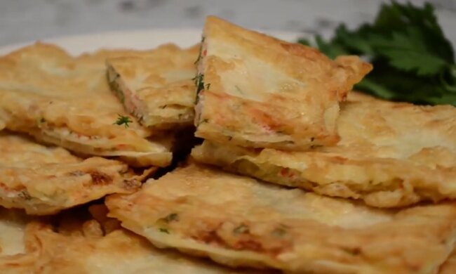 Рецепт восточных гренок из лаваша с сыром и крабовыми палочками. Фото: YouTube