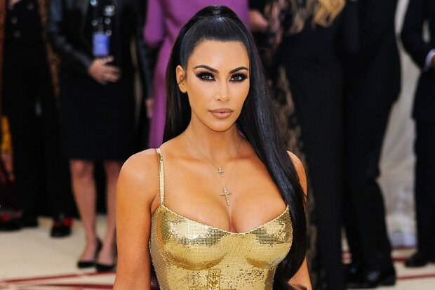 Kim Kardashyan Pokazala Vse Prelesti Figury Pod Prozrachnoj Yubkoj I V Mini Tope Foto