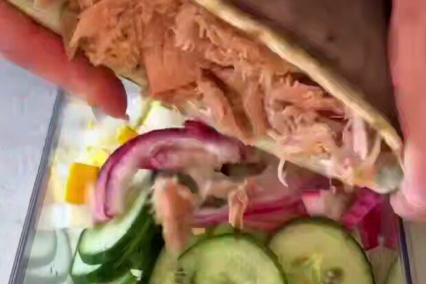 Салат з огірками та тунцем, кадр з відео