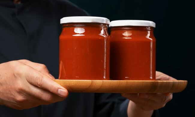 Рецепт справжнього домашнього кетчупу з помідорами та яблуками на зиму. Фото: YouTube