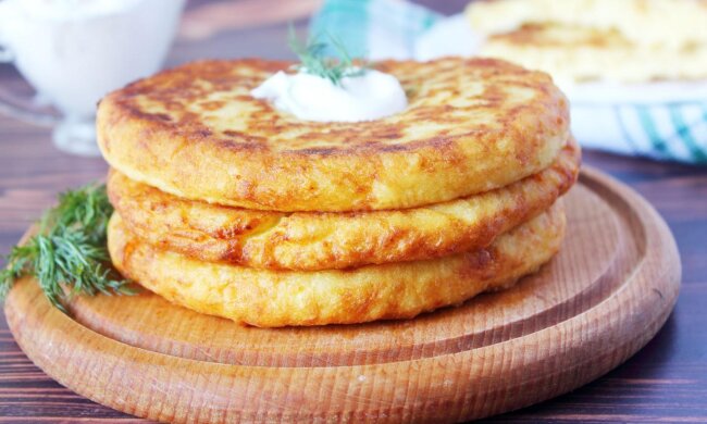 Очень быстро готовятся на сковородке: рецепт картофельных лепешек с сыром и морковью